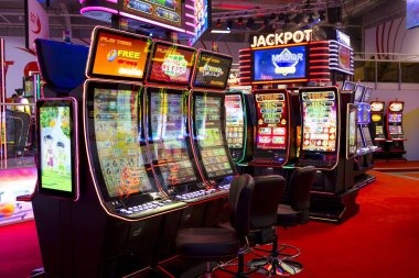 fosil77 Android app interface showing sportsbook and live casino sections